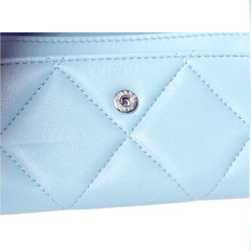 CHANEL 19 Coin Flap Wallet 
in Blue Quilted Lambskin - Authentic - Picture 6 of 9